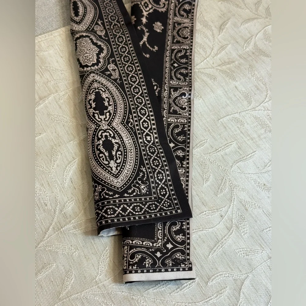 Ladies 41 x 5 fleur-de-lis neck or purse scarf. Brownish‎ Black with White/Gray